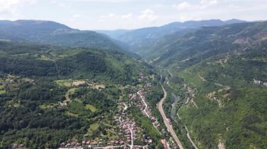 Bulgaristan 'ın Balkan Dağları' ndaki Lakatnik Kayaları yakınlarındaki Iskar Nehri Boğazı 'nın hava manzarası
