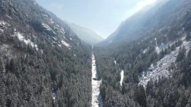 Bulgaristan 'ın Sofya Bölgesi Beli Iskar nehri yakınlarındaki Rila Dağı' nın kış manzarası