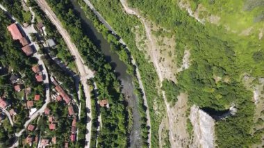 Bulgaristan 'ın Balkan Dağları' ndaki Lakatnik Kayaları yakınlarındaki Iskar Nehri Boğazı 'nın hava manzarası