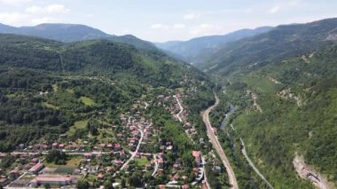 Bulgaristan 'ın Balkan Dağları' ndaki Lakatnik Kayaları yakınlarındaki Iskar Nehri Boğazı 'nın hava manzarası