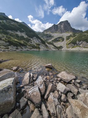 Bulgaristan 'ın Yakoruda Gölleri yakınlarındaki Rila Dağı' nın İnanılmaz Yaz Manzarası