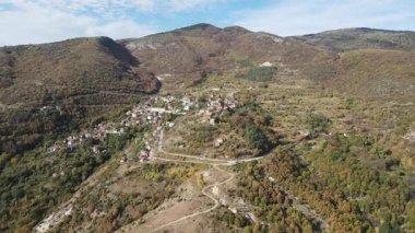 Bulgaristan 'ın Filibe Bölgesi' ndeki Oreshets Köyü yakınlarındaki Rodop Dağları 'nın Sonbahar havası manzarası