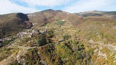 Bulgaristan 'ın Filibe Bölgesi' ndeki Oreshets Köyü yakınlarındaki Rodop Dağları 'nın Sonbahar havası manzarası