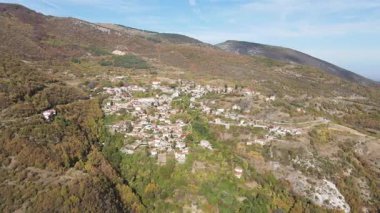 Bulgaristan 'ın Filibe Bölgesi' ndeki Oreshets Köyü yakınlarındaki Rodop Dağları 'nın Sonbahar havası manzarası