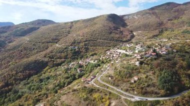 Bulgaristan 'ın Filibe Bölgesi' ndeki Oreshets Köyü yakınlarındaki Rodop Dağları 'nın Sonbahar havası manzarası