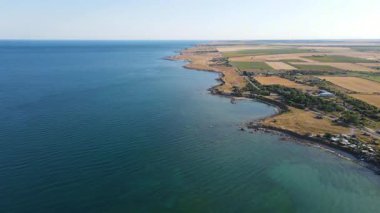 Bulgaristan 'ın Dobrich Bölgesi' ndeki Şabla Burnu yakınlarındaki Karadeniz kıyılarının hava manzarası