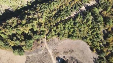 Bulgaristan 'ın Lovech Bölgesi' ndeki Aglen köyü yakınlarından geçen Vit Nehri 'nin şaşırtıcı hava manzarası