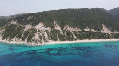 Lefkada 'nın Pefkoulia plajı yakınlarındaki inanılmaz hava manzarası, İyon Adaları, Yunanistan