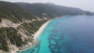 Lefkada 'nın Pefkoulia plajı yakınlarındaki inanılmaz hava manzarası, İyon Adaları, Yunanistan