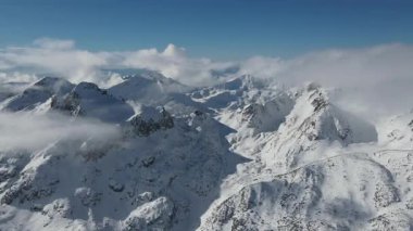 Bulgaristan 'ın Polezhan ve Bezbog Tepeleri yakınlarındaki Pirin Dağı' nın İnanılmaz Hava Kış Manzarası