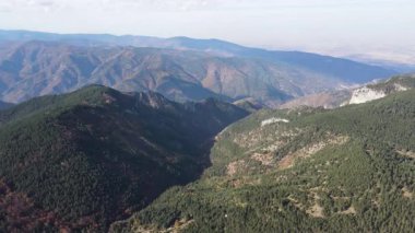 Bulgaristan 'ın Filibe Bölgesi, Rodop Dağları' ndaki Kızıl Duvar Biyosfer rezervinin hava görüntüsü