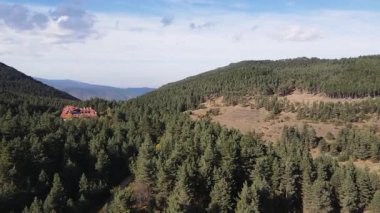 Bulgaristan 'ın Filibe Bölgesi, Rodop Dağları' ndaki Kızıl Duvar Biyosfer rezervinin hava görüntüsü