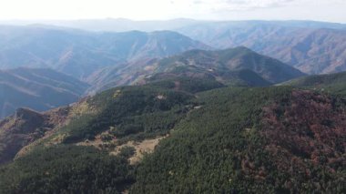 Bulgaristan 'ın Filibe Bölgesi, Rodop Dağları' ndaki Kızıl Duvar Biyosfer rezervinin hava görüntüsü