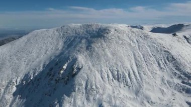 Bulgaristan 'ın Musala zirvesi yakınlarındaki Rila Dağı' nın şaşırtıcı hava kışı manzarası