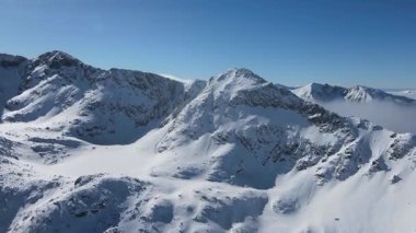 Bulgaristan 'ın Musala zirvesi yakınlarındaki Rila Dağı' nın şaşırtıcı hava kışı manzarası