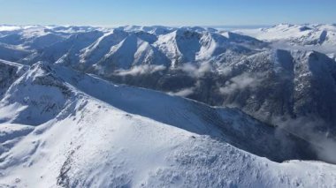 Bulgaristan 'ın Musala zirvesi yakınlarındaki Rila Dağı' nın şaşırtıcı hava kışı manzarası