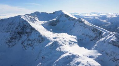 Bulgaristan 'ın Musala zirvesi yakınlarındaki Rila Dağı' nın şaşırtıcı hava kışı manzarası