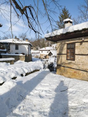 Bulgaristan 'ın Gabrovo bölgesinin Bozhentsi köyünün şaşırtıcı kış manzarası