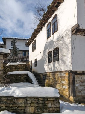 Bulgaristan 'ın Gabrovo bölgesinin Bozhentsi köyünün şaşırtıcı kış manzarası