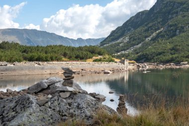 Bulgaristan 'ın Kokuşmuş Göl (Smradlivoto Gölü) yakınlarındaki Rila Dağı' nın şaşırtıcı manzarası