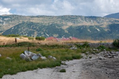 Bulgaristan 'ın Kokuşmuş Göl (Smradlivoto Gölü) yakınlarındaki Rila Dağı' nın şaşırtıcı manzarası