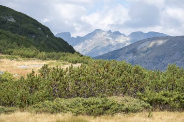 Bulgaristan 'ın Kokuşmuş Göl (Smradlivoto Gölü) yakınlarındaki Rila Dağı' nın şaşırtıcı manzarası