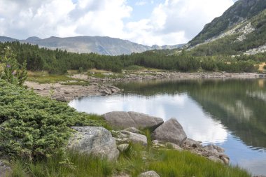 Bulgaristan 'ın Kokuşmuş Göl (Smradlivoto Gölü) yakınlarındaki Rila Dağı' nın şaşırtıcı manzarası