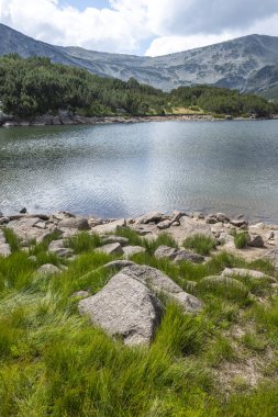 Bulgaristan 'ın Kokuşmuş Göl (Smradlivoto Gölü) yakınlarındaki Rila Dağı' nın şaşırtıcı manzarası