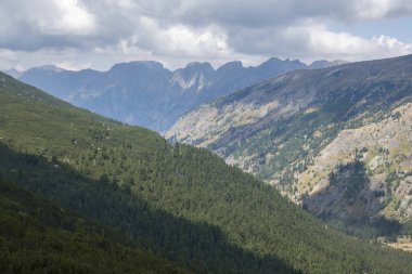 Bulgaristan 'ın Kokuşmuş Göl (Smradlivoto Gölü) yakınlarındaki Rila Dağı' nın şaşırtıcı manzarası