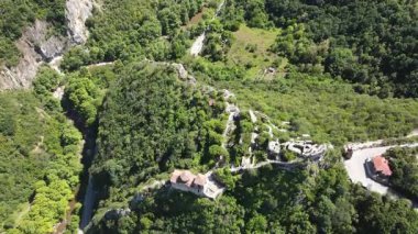 Bulgaristan 'ın Ortaçağ Asen Kalesi, Asenovgrad, Filibe Bölgesi' ndeki Kutsal Meryem Ana Kilisesi 'nin Havadan Bahar manzarası