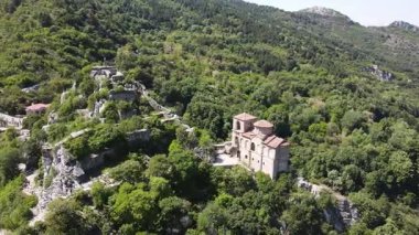 Bulgaristan 'ın Ortaçağ Asen Kalesi, Asenovgrad, Filibe Bölgesi' ndeki Kutsal Meryem Ana Kilisesi 'nin Havadan Bahar manzarası