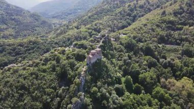 Bulgaristan 'ın Ortaçağ Asen Kalesi, Asenovgrad, Filibe Bölgesi' ndeki Kutsal Meryem Ana Kilisesi 'nin Havadan Bahar manzarası