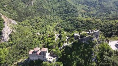 Bulgaristan 'ın Ortaçağ Asen Kalesi, Asenovgrad, Filibe Bölgesi' ndeki Kutsal Meryem Ana Kilisesi 'nin Havadan Bahar manzarası