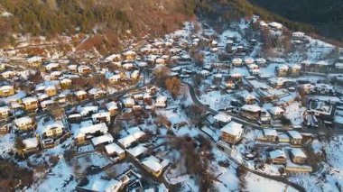 Bulgaristan 'ın Blagoevgrad bölgesindeki Otantik 19. yüzyıl evleriyle Leshten Köyü' nün Hava Kış Günbatımı manzarası
