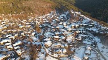 Bulgaristan 'ın Blagoevgrad bölgesindeki Otantik 19. yüzyıl evleriyle Leshten Köyü' nün Hava Kış Günbatımı manzarası