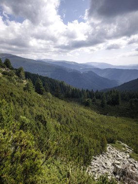 Bulgaristan 'ın Granchar Gölü yakınlarındaki Rila Dağı' nın İnanılmaz Yaz Manzarası