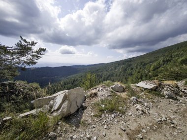 Bulgaristan 'ın Granchar Gölü yakınlarındaki Rila Dağı' nın İnanılmaz Yaz Manzarası