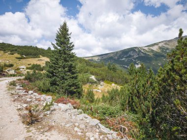 Bulgaristan 'ın Granchar Gölü yakınlarındaki Rila Dağı' nın İnanılmaz Yaz Manzarası