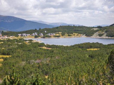 Bulgaristan 'ın Granchar Gölü yakınlarındaki Rila Dağı' nın İnanılmaz Yaz Manzarası