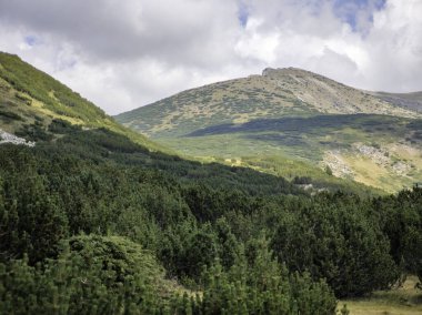 Bulgaristan 'ın Granchar Gölü yakınlarındaki Rila Dağı' nın İnanılmaz Yaz Manzarası