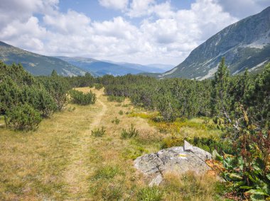 Bulgaristan 'ın Granchar Gölü yakınlarındaki Rila Dağı' nın İnanılmaz Yaz Manzarası