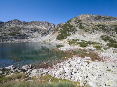 Musalenski göllerinin muhteşem yaz manzarası, Rila dağı, Bulgaristan