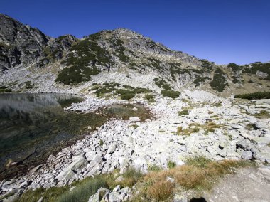 Musalenski göllerinin muhteşem yaz manzarası, Rila dağı, Bulgaristan