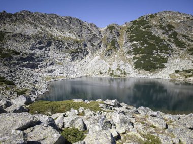 Musalenski göllerinin muhteşem yaz manzarası, Rila dağı, Bulgaristan