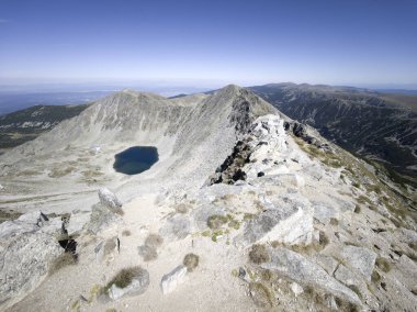 Musalenski göllerinin muhteşem yaz manzarası, Rila dağı, Bulgaristan