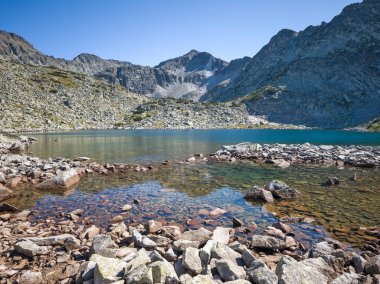 Musalenski göllerinin muhteşem yaz manzarası, Rila dağı, Bulgaristan