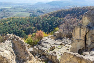 Bulgaristan 'ın Kardzhali Bölgesi, Perperikon antik Trakya kentinin sonbahar manzarası