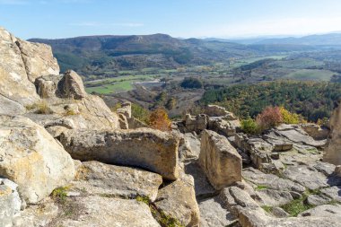 Bulgaristan 'ın Kardzhali Bölgesi, Perperikon antik Trakya kentinin sonbahar manzarası