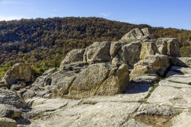 Bulgaristan 'ın Kardzhali Bölgesi, Perperikon antik Trakya kentinin sonbahar manzarası