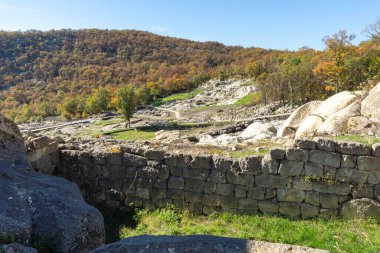 Bulgaristan 'ın Kardzhali Bölgesi, Perperikon antik Trakya kentinin sonbahar manzarası